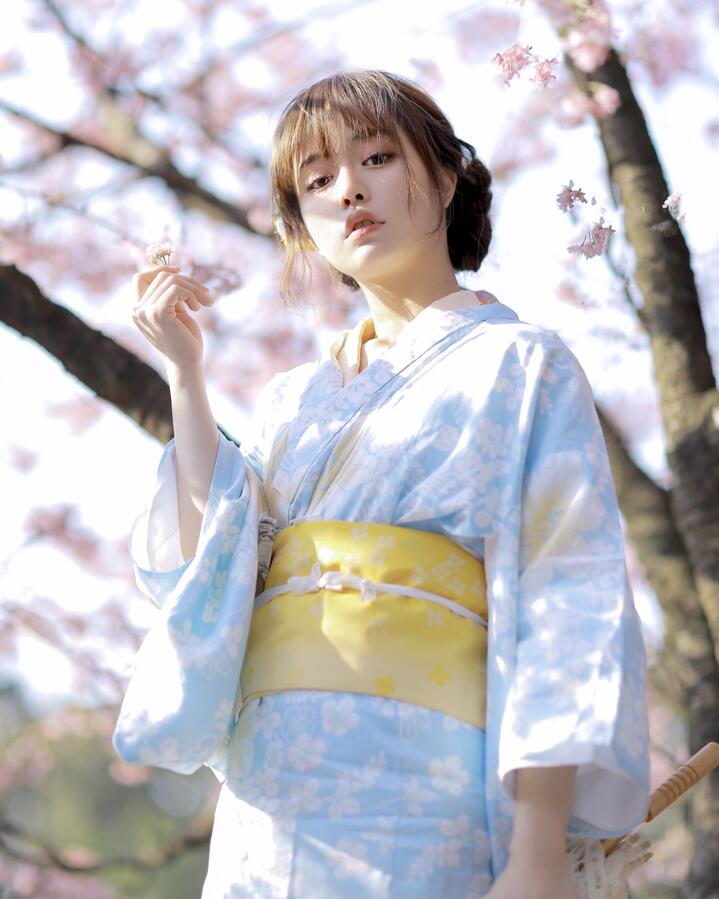 一名女子與拘發生性